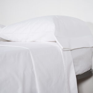 Juego de sábanas blancas línea hotel de microfibra Soft Touch, suaves y resistentes, disponibles en 1½ y 2½ plazas.