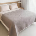 Cover de verano Rayuela reversible con fundas, diseño bicolor liviano y matelaseado, ideal para los meses cálidos.